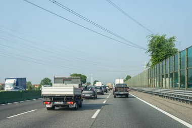 İtalyan karayolu üzerinde trafik sıkışıklığı