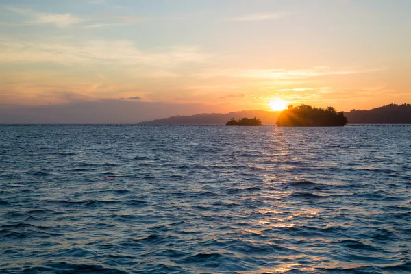 Islas Togean Salida del sol, Islas Togian, destino de viaje en Sulawesi, Indonesia . —  Fotos de Stock