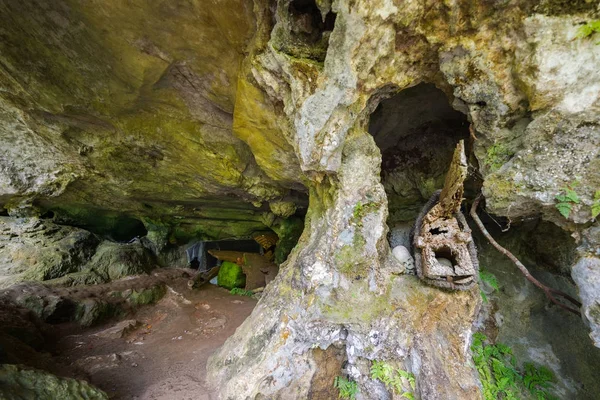 インドネシア ・ スラウェシ島タナ ・ トラジャ伝統の埋葬サイト、頭蓋骨の棺の洞窟. — ストック写真