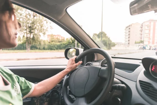 Mulher carro de condução com as mãos no volante. Interior de perto, foco seletivo, vista lateral, movimento borrado na rua . — Fotografia de Stock