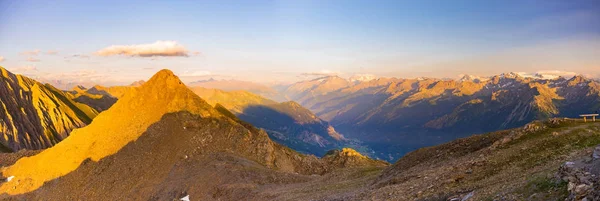 落基山脉的山峰, 山脊和山谷, 日落时的阿尔卑斯山。在意大利的旅游胜地--高原的极端地形景观. — 图库照片