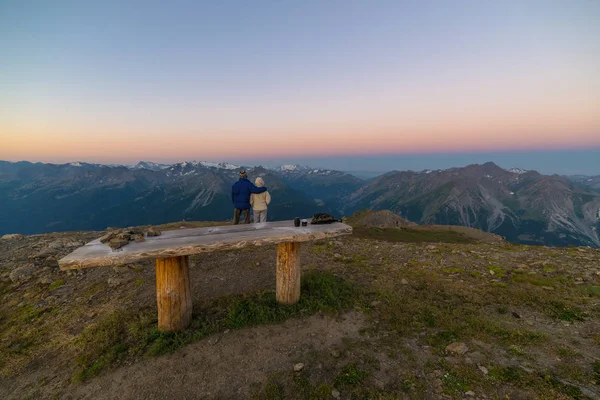 Pareja de personas mirando el amanecer sobre el pico de la montaña del Mont Blanc (4810 m). Valle d 'Aosta, aventuras de verano italianas y destino turístico en los Alpes . — Foto de Stock