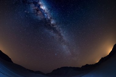 Namibya gökyüzü, yıldızlar ve Samanyolu, Namib Çölü, Namibya, Afrika'da, arch. Görünümü, karanlık kum tepeleri balık göz.