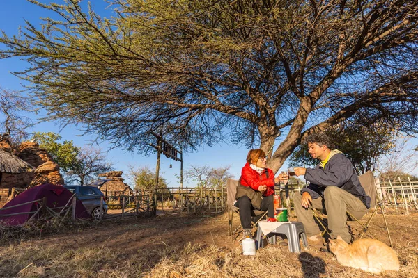 Kahvaltı, açık havada kamp, sabah soğuk sahip çift selfie. Seyahat macera Kruger National Park, Güney Afrika. — Stok fotoğraf