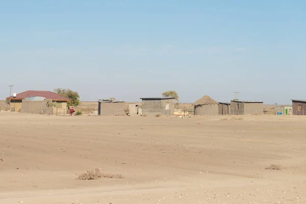Lerhalm och trähydda med halmtak i busken. Lokal by på landsbygden Caprivi Strip, den mest befolkade regionen i Namibia, Afrika. — Stockfoto
