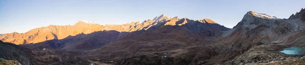 The Alps in Italy at sunset, famous travel destination in summertime. Ultra wide panoramic view — Stock Photo, Image