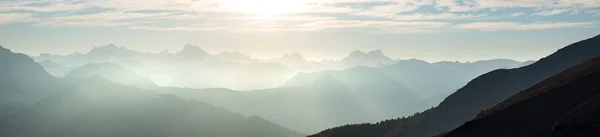 V Alpách v Itálii při západu slunce, slavné cíle cesty v létě. Ultra široký panoramatický pohled — Stock fotografie