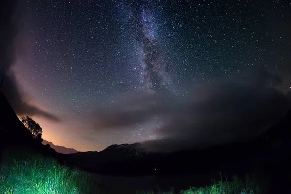 Чумацький шлях арка і зоряне небо на Альпи. "Риб'яче око" мальовничі спотворення і 180 градусів думка. — стокове фото