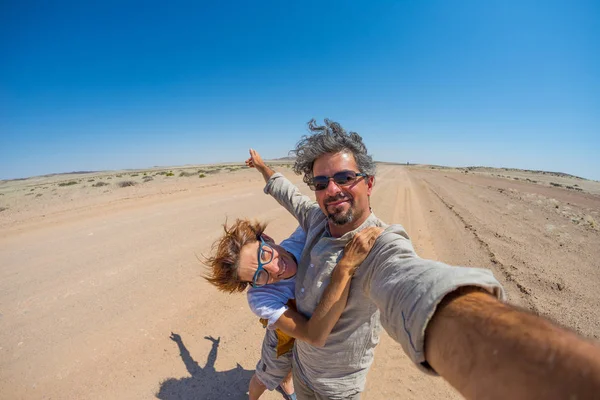 Yetişkin çift selfie Namib Naukluft Milli Parkı, Namib Çölü'nde ana alarak seyahat hedef Namibya, Afrika. — Stok fotoğraf