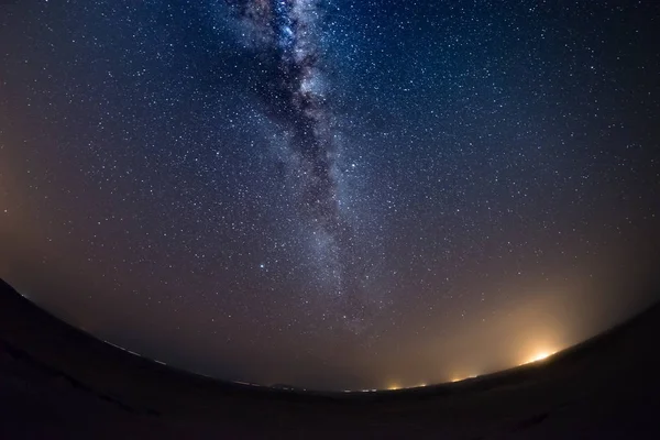 Ναμίμπια ουρανό, τα αστέρια και Milky Way arch, στην έρημο Namib, Ναμίμπια, Αφρική. Ψάρι μάτι άποψη, θίνες. — Φωτογραφία Αρχείου