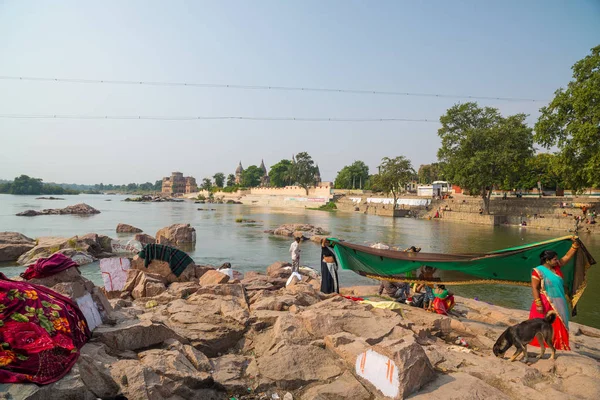 Femmes lavant des vêtements de saree dans la rivière à Orchha, Madhya Pradesh, Inde . — Photo