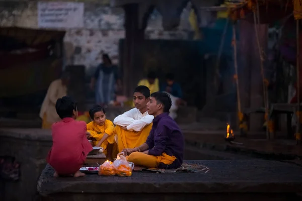 Jóvenes que asisten a la ceremonia religiosa en el río santo en Omkareshwar, India, ciudad sagrada para la religión hindú . —  Fotos de Stock