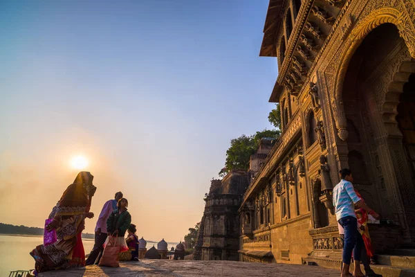 Indiase toeristische wandelen naar Paleis gate op Maheshwar, Madhya Pradesh, India. — Stockfoto