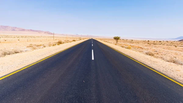 Viaje por carretera Aus Luderitz, cruce de paisaje desértico, Namibia, África . —  Fotos de Stock