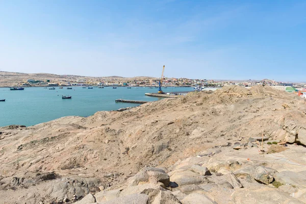 Luderitz vista da cidade a partir do oceano Atlântico, dia ensolarado, pedras de diamante. Namíbia, África . — Fotografia de Stock