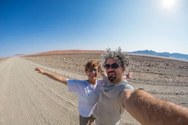 Çift selfie çölde yolculuk Namib Naukluft Milli Parkı, Namibya, seyahat hedef Afrika. — Stok fotoğraf