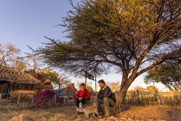 Kahvaltı, açık havada kamp, sabah soğuk sahip çift selfie. Seyahat macera Kruger National Park, Güney Afrika. — Stok fotoğraf