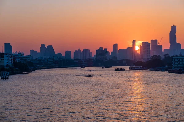 Bangkok skyline at sunrise, capital city of Thailand, scenic cityscape. Boats cruising on the Chao Phraya River. — Stock Photo, Image