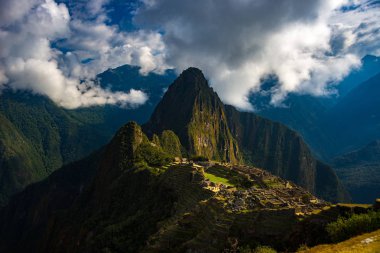 Machu Picchu açılış bulutlar çıkan güneş tarafından aydınlatılmış. En çok ziyaret edilen seyahat hedef Peru İnka'nın şehridir. Sis, bulutlar ve sis vadiyi kapsayan.