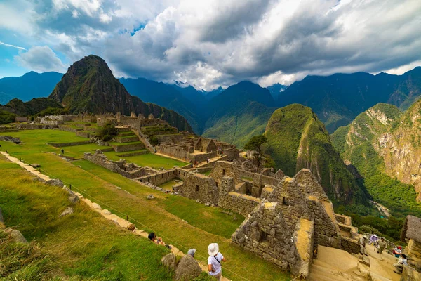 Machu Picchu terrazas vistas empinadas desde arriba hasta el valle de Urubamba abajo. Perú viaje destino, turismo famoso lugar . — Foto de Stock