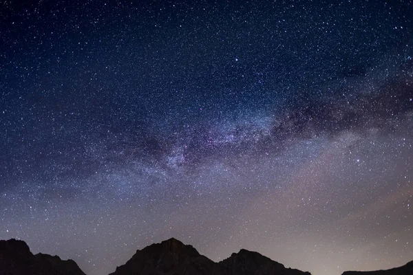 The wonderful starry sky on Christmas time and the majestic high mountain range of the Italian Alps. — Stock Photo, Image