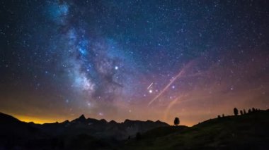 Astro zaman atlamalı Samanyolunun ve yaz aylarında görkemli İtalyan Fransız Alpleri üzerinde dönen yıldız. Kayan sürümü.