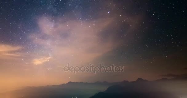 天文时间流逝银河和星星在阿尔卑斯山上空旋转 有雾和云 — 图库视频影像