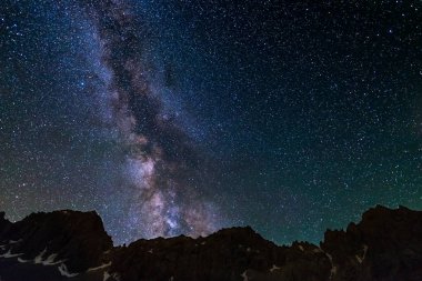 Samanyolu yıldızlı gökyüzü rocky Dağları profil siluet Alpler üzerinde yüksek irtifa yakalanan.