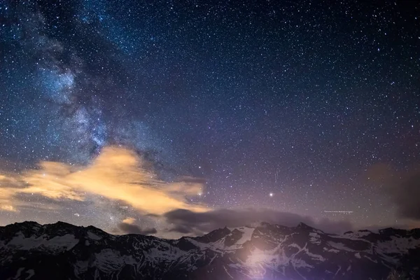 Samanyolu yıldızlı gökyüzü rocky Dağları profil siluet Alpler üzerinde yüksek irtifa yakalanan. — Stok fotoğraf