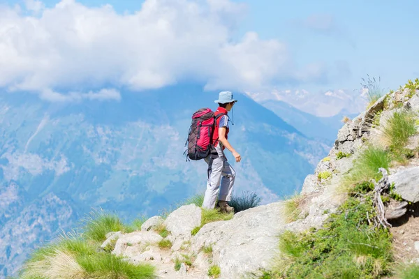 Backpacker περπατώντας στην πεζοπορική διαδρομή στο βουνό. Καλοκαιρινές περιπέτειες καλοκαιρινές διακοπές στις Άλπεις. Wanderlust άνθρωποι ταξιδεύουν έννοια. — Φωτογραφία Αρχείου