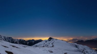 Turin şehir ışıkları, kardan panoramik gece manzarası Alpleri kaplayan açık gökyüzü ay ışığı. İtalya. 