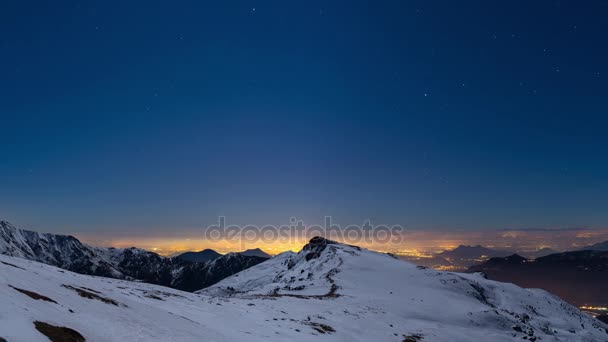 Turyńskie Światła Miejskie Panoramiczny Widok Nocy Pokrytych Śniegiem Alp Przy — Wideo stockowe