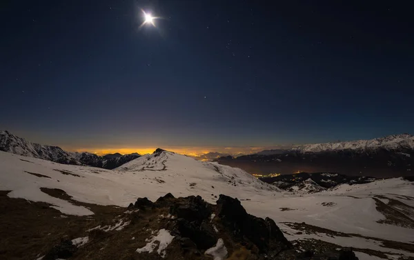 Turin stadens ljus, nattvisning från snö täckta Alperna i månskenet. Månen och Orion konstellation, klar himmel, fisheye-objektiv. Italien. — Stockfoto