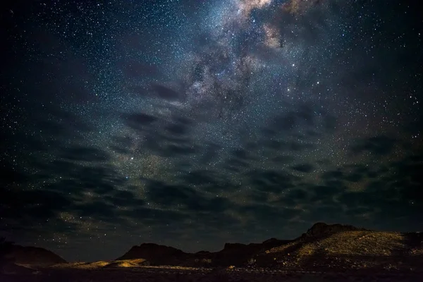 Arcul Căii Lactee, stele pe cer, deşertul Namib din Namibia, Africa. Nişte nori pitoreşti . — Fotografie, imagine de stoc