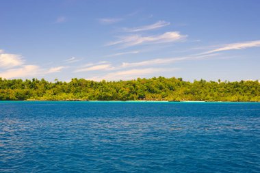 Hedef, Togean Adaları doğal plaj ve sahil şeridine turkuaz Denizi, Sulawesi, Endonezya yemyeşil yeşil orman Togian Adaları seyahat.