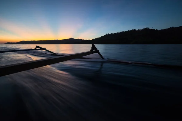 Togean Islands Sunset, Togian Islands travel destination, Sulawesi, Indonesia. Sailing by traditional boat, stunning colorful sky, blurred motion. — Stock Photo, Image