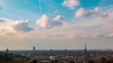 Turin zaman atlamalı, İtalya, Torino manzarası Mole Antonelliana ve sıcak hava balon ile. Zaman atlamalı hareket bulutlu gün batımında.