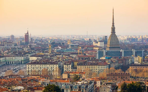Turín paisaje urbano, Torino, Italia al atardecer, panorama con el topo Antonelliana sobre la ciudad. Escénica luz colorida y cielo dramático . — Foto de Stock