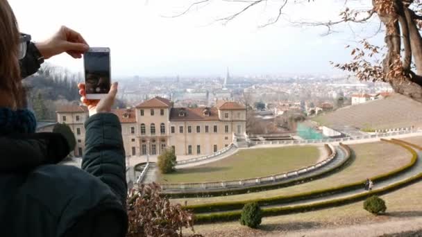 Femme Touriste Utilisant Téléphone Intelligent Prendre Des Photos Panorama Urbain — Video