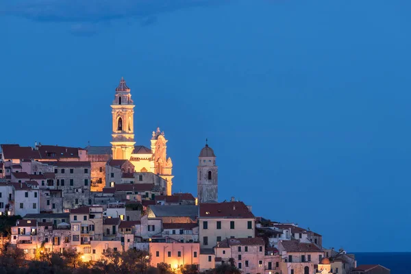 老城镇切尔沃，利古里亚，意大利，以美丽巴洛克式教堂升起从房子的问题。湛蓝的天空. — 图库照片