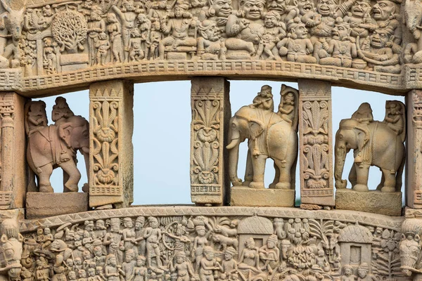 Sanchi Stupa, oude boeddhist hindoe standbeeld details, religie mysterie, gesneden stenen. Reisbestemming in Madhya Pradesh, India. — Stockfoto