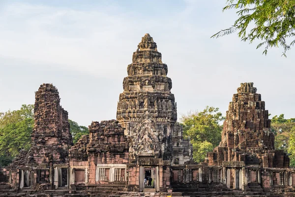 Templos de estilo angkor y antiguas ruinas khmer en Phimai, destino de viaje en el este de Tailandia . — Foto de Stock