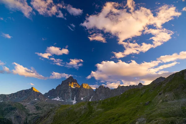 Picos rocosos, crestas y valles, los Alpes al atardecer. Paisaje de terreno extremo a gran altitud, destino turístico escénico en Italia . —  Fotos de Stock