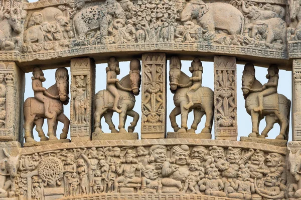 Sanchi Stupa, antigos detalhes da estátua hindu budista, mistério religioso, pedra esculpida. Destino de viagem em Madhya Pradesh, Índia . — Fotografia de Stock