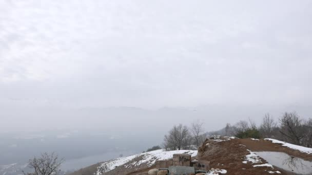 Drone Voando Nas Montanhas Tempo Nuvens Neve Pessoas Brincando Com — Vídeo de Stock