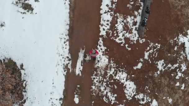 Luchtfoto Paar Lopen Landweg Met Sneeuw Bomen Direct Boven Weergave — Stockvideo