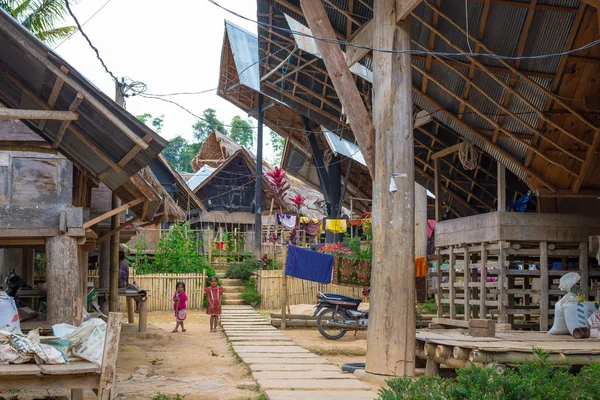 Ballapeu 传统村庄在塔纳河托拉雅, 南苏拉威西, 印度尼西亚。典型船形屋顶和木雕稻谷谷仓. — 图库照片