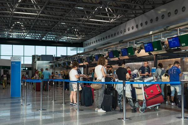 Pasajeros que esperan en cola en American Airlines check in counter en el Aeropuerto Internacional de Malpensa, Milán, Italia . —  Fotos de Stock