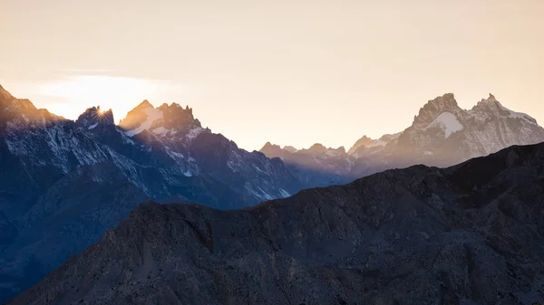 Paisaje alpino de gran altitud al amanecer con la primera luz brillando el majestuoso pico alto de la Barre des Ecrins (4101 m), Francia . — Foto de Stock