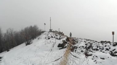 Hava dron: dağın tepesinde, macera tutkusu kavramı, tebrik kadın kar ve kış manzara mistic bulutlar